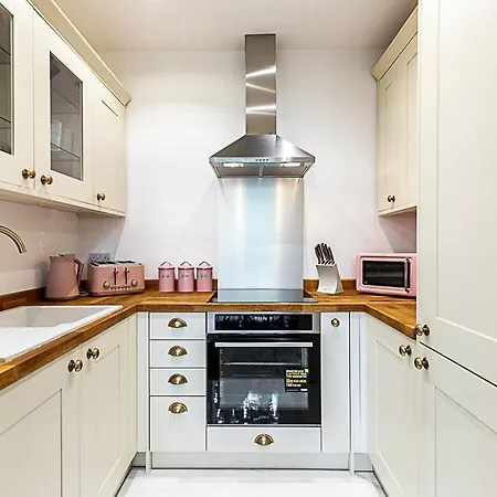 Chic 1 Bedroom Parkview Flat At Arundel Square