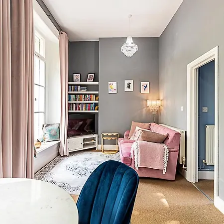 Chic 1 Bedroom Parkview Flat At Arundel Square * Londra