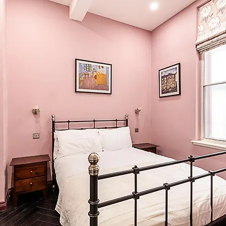 Book Lovers' West End Apartment London