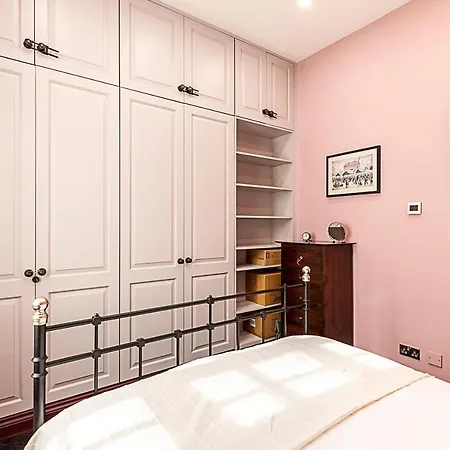 Book Lovers' West End Apartment *