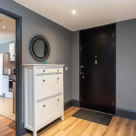 Riverside Escape With Breathtaking Thames Views *