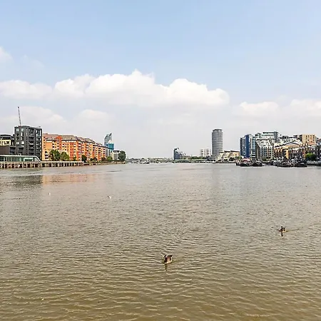 Riverside Escape With Breathtaking Thames Views Apartment London