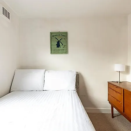 Kensal Green's Cosy Three Bedroom Retreat London