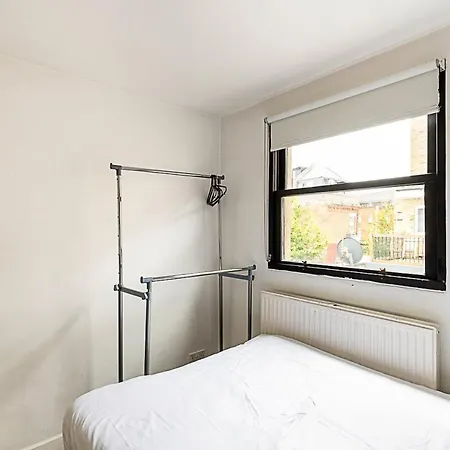Kensal Green's Cosy Three Bedroom Retreat Apartment *