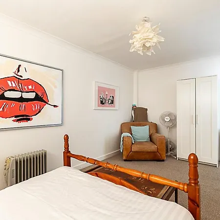 Kensal Green's Cosy Three Bedroom Retreat * London