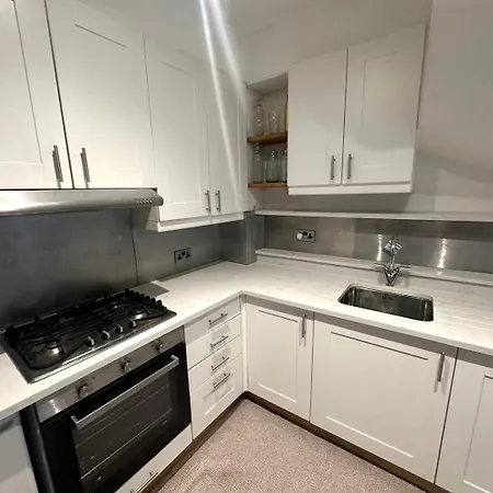 Kensal Green's Cosy Three Bedroom Retreat Apartment