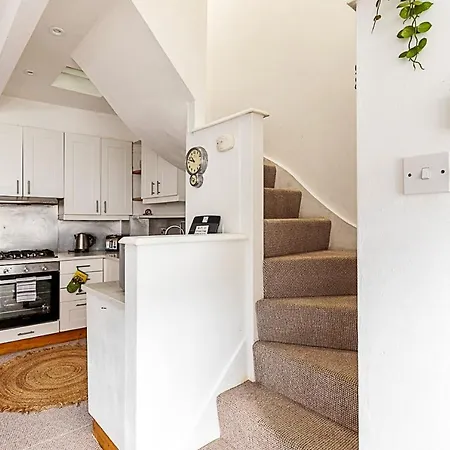 Kensal Green's Cosy Three Bedroom Retreat *