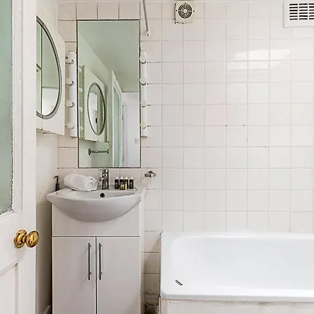 Kensal Green's Cosy Three Bedroom Retreat * London