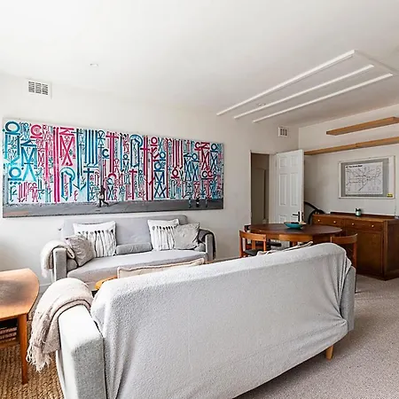 Kensal Green's Cosy Three Bedroom Retreat