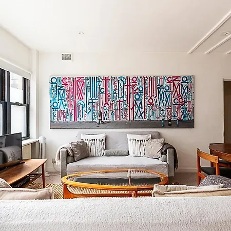 Kensal Green's Cosy Three Bedroom Retreat Apartment *