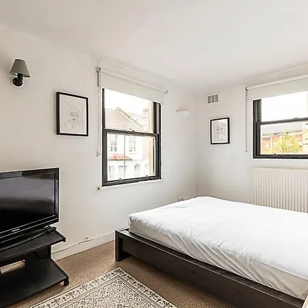 Kensal Green's Cosy Three Bedroom Retreat Apartment London