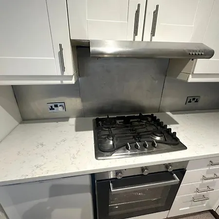 Kensal Green's Cosy Three Bedroom Retreat *