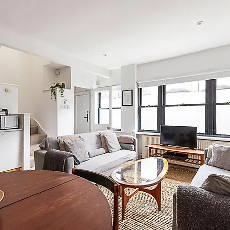 Kensal Green's Cosy Three Bedroom Retreat Apartment
