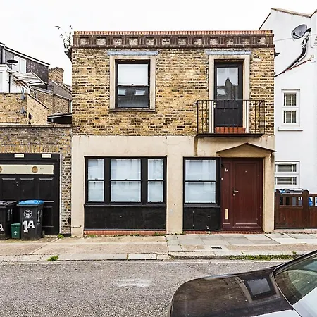 Kensal Green's Cosy Three Bedroom Retreat * London