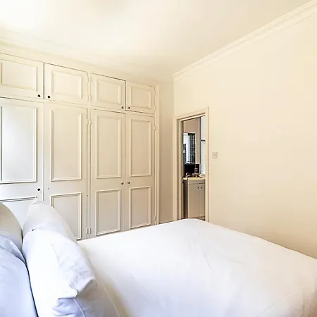 Kensington Tranquility Elegant Two-bed Retreat Apartment