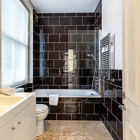 Apartment Kensington Tranquility Elegant Two-bed Retreat London