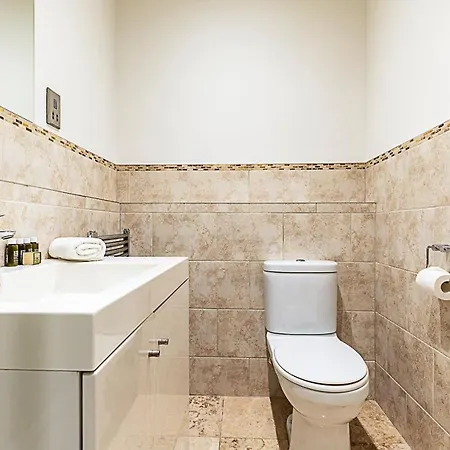 Kensington Tranquility Elegant Two-bed Retreat Apartment *