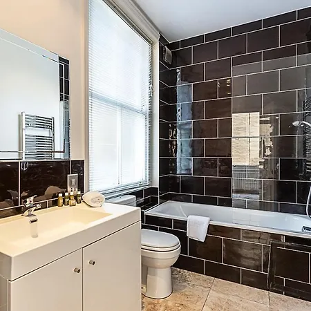 Kensington Tranquility Elegant Two-bed Retreat * London