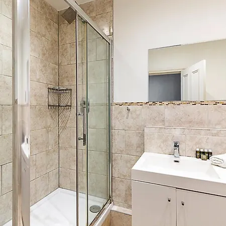 Kensington Tranquility Elegant Two-bed Retreat Apartment