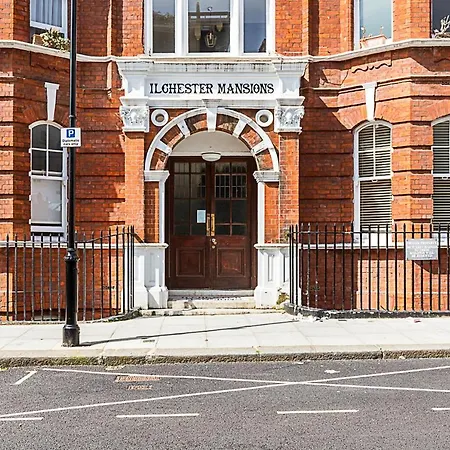 Kensington Tranquility Elegant Two-bed Retreat Apartment