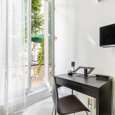 Classic Victorian Flat With Terrace