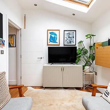 Modern Airy 2-bed Gem In Trendy Stoke Newington Apartment London