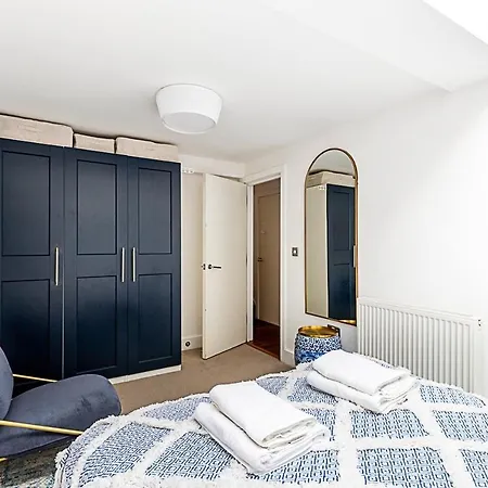 Modern Airy 2-bed Gem In Trendy Stoke Newington Apartment