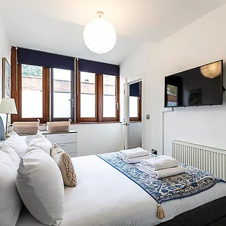 Modern Airy 2-bed Gem In Trendy Stoke Newington London
