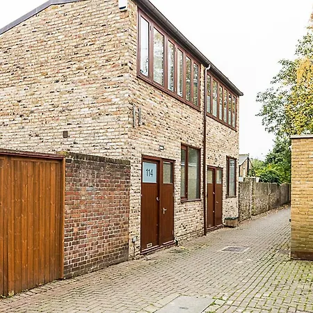 Modern Airy 2-bed Gem In Trendy Stoke Newington