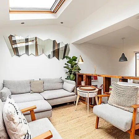 Apartment Modern Airy 2-bed Gem In Trendy Stoke Newington *