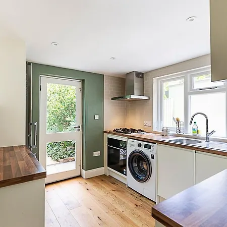 Apartment Charming Retreat London
