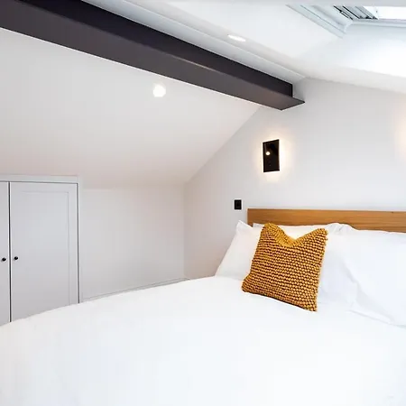 Apartment Coleherne Road X *