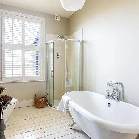 Tooting's Charming Victorian Garden Hideaway *
