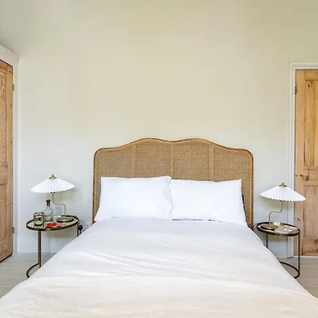 Tooting's Charming Victorian Garden Hideaway London