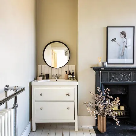 Tooting's Charming Victorian Garden Hideaway London