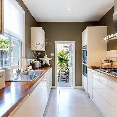 Tooting's Charming Victorian Garden Hideaway London