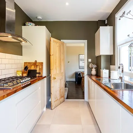 Tooting's Charming Victorian Garden Hideaway Holiday home