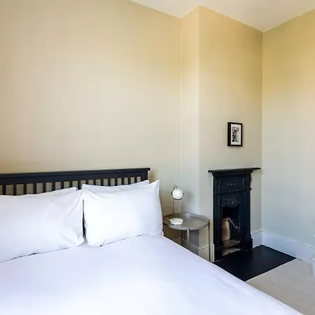 Tooting's Charming Victorian Garden Hideaway London