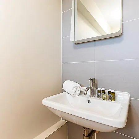 Relay With Balcony Apartment London