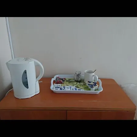 In Guest - Double With Shared Bathroom Sleeps 1-2 Located 5 Minutes From Heathrow Dsbyr Guest house Hayes (Greater London)