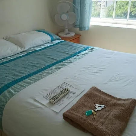 Guest house In Guest - Double With Shared Bathroom Sleeps 1-2 Located 5 Minutes From Heathrow Dsbyr *