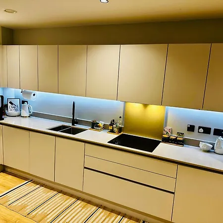 Modern, Bright And Spacious 1br *