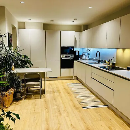 Apartment Modern, Bright And Spacious 1br *