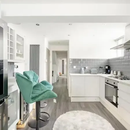 Modern House With Relaxing Hot Tub Apartment Uxbridge