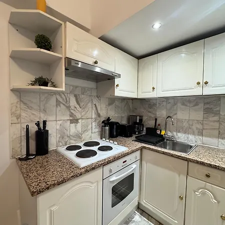 Charming And Affordable Flat For 4 People In Baker Street Zone 1 With Breakfast Apartment