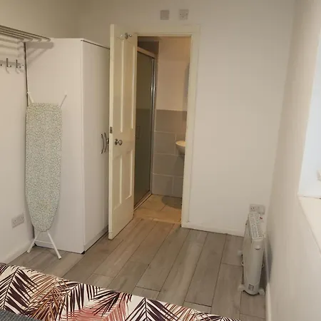 Self-contained 1-bed Flat In North