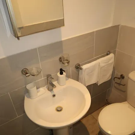 Self-contained 1-bed Flat In North Apartamento