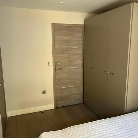 A Stunning 2 Bed Flat To Let In Victoria Apartment