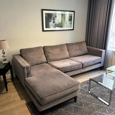 A Stunning 2 Bed Flat To Let In Victoria Apartment