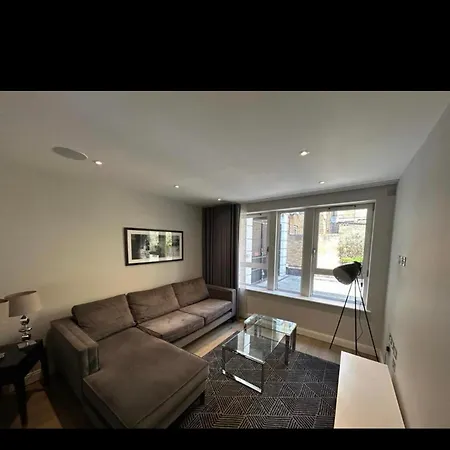 A Stunning 2 Bed Flat To Let In Victoria *